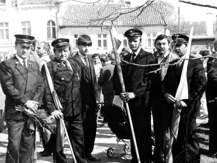 Pracownicy kolei na parkingu przed pochodem 1-majowym, koniec lat 80.