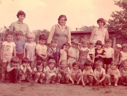Grupa dzieci z przedszkola kolejowego