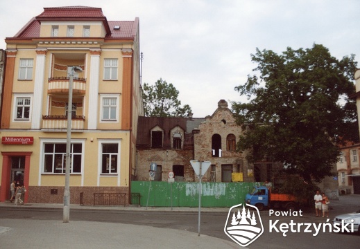 Bank i remontowany budynek przedszkola, w którym mieści się restauracja "Stara kamienica" - 2006r.