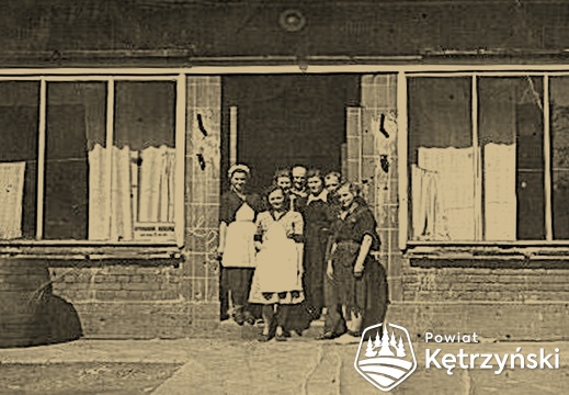 Korsze, pracownicy restauracji "Korszynianka" przed wejściem do lokalu, początek lat 60.