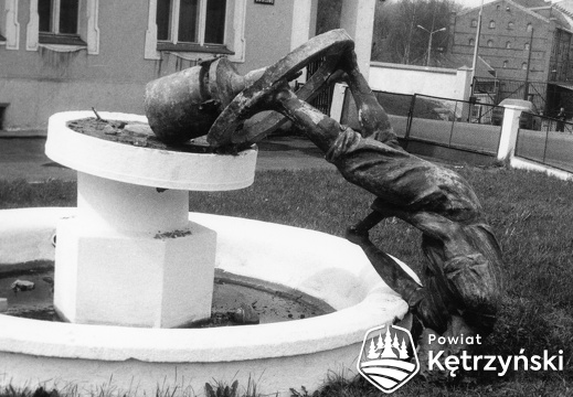 Przewrócony pomnik młynarza przed budynkiem biurowym PZZ (Polskie Zakłady Zbożowe) "Agri" - 1996r.