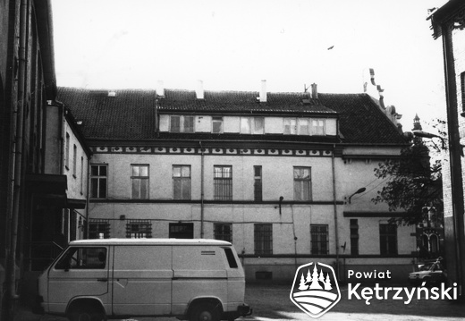 Budynek sądu rejonowego przy ul. Sikorskiego 24, widok od podwórza - 1994r.
