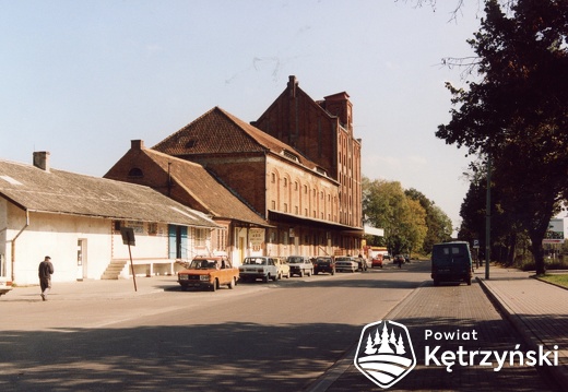 Budynki dawnej spółdzielni rolniczej Raiffeisena, po 1945r. Gminnej Spóldzielni "Samopomoc Chłopska" - 1995r.