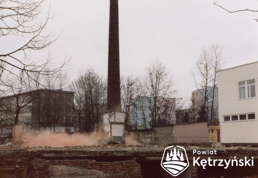 Moment wybuchu ładunku pod kominem mleczarni - kwiecień 1998r.
