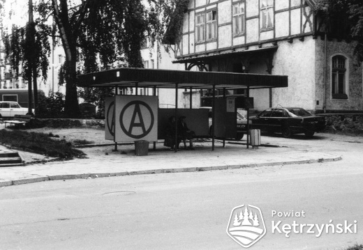Przystanek autobusowy komunikacji miejskiej przy ul. Daszyńskiego 27 - 1991r.