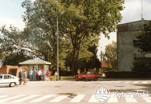 Fragment ul. Rycerskiej z kioskiem "Ruch" przy murze obronnym - 1995r.