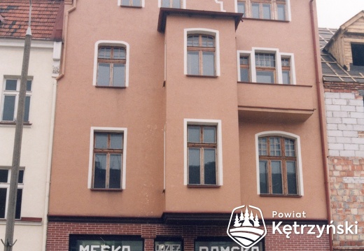 Fasada budynku przy ul. Sikorskiego 8 - 1995r.
