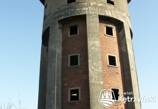 Korsze, wodociągowa wieża ciśnień typu Barkhausena wzniesiona w 1938r. przy lokomotywowni - 2007r.