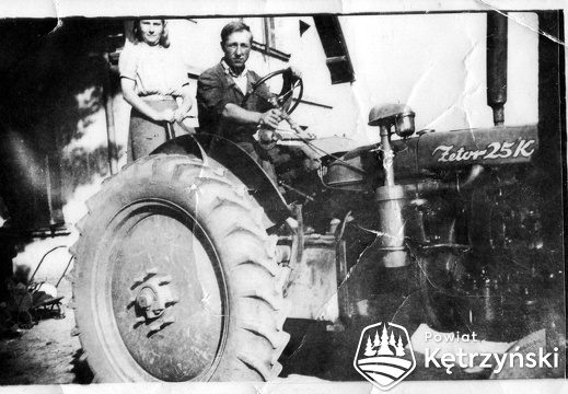 Edmund Bałdyszewicz (1922-2003) z żoną Leokadią na traktorze czeskiej produkcji "Zetor" - 1953r.