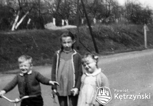 Grupa dzieci na ul. Gdańskiej, w głębi pracownicze działki ogrodnicze - 1969r.
