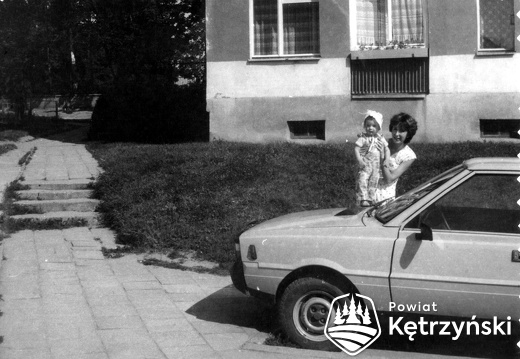 Jadwiga Wdziękońska z synem Mariuszem przy samochodzie "Polonez" na parkingu przy ul. Moniuszki 3A - 1986r.