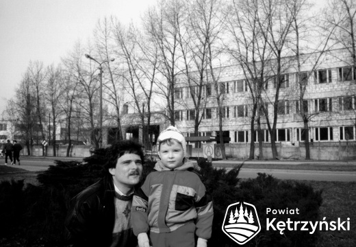 Leszek Wdziękoński z synem Mariuszem na spacerze przy pl. Słowiańskim, w głębi budowa nowej siedziby straży - 1991r. 