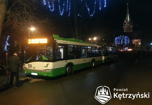 Nowe autobusy komunikacji miejskiej przy pl. Piłsudskiego - grudzień 2013r.