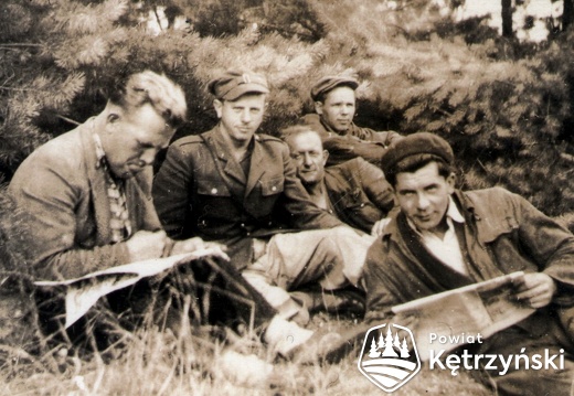 Pracownicy brygady energetycznej odpoczywają po pracy, pierwszy po prawej Wilhelm Lipski - 1959r.
