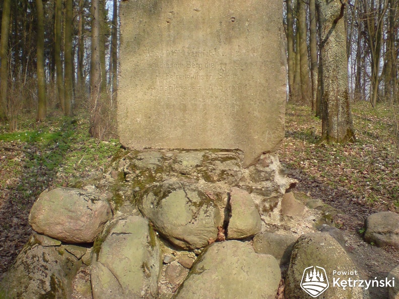 Srokowo, ruiny pomnika przy wieży widokowej - 13.04.2009r.