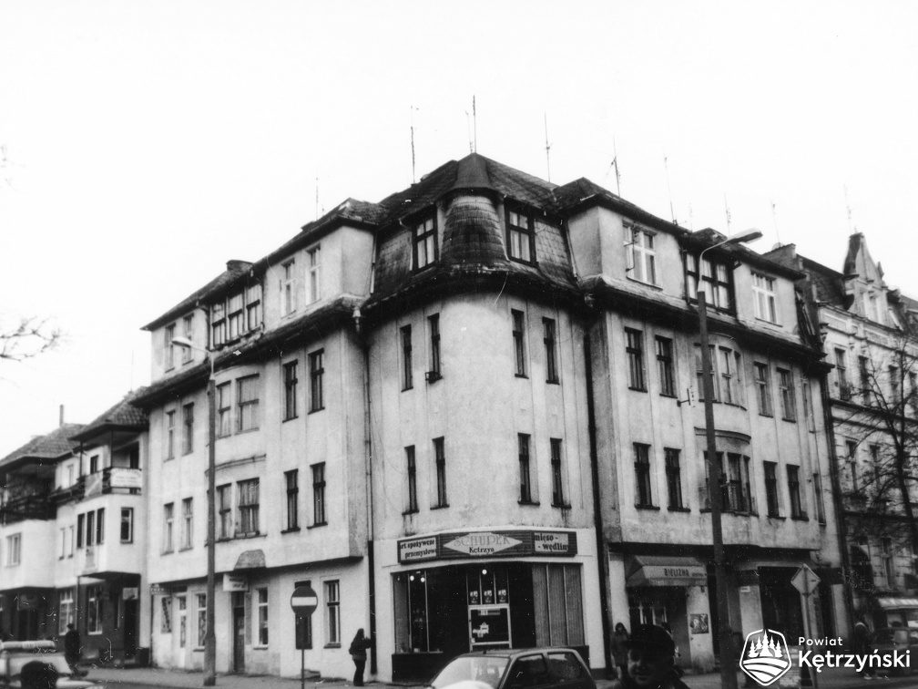 Budynek usługowo-mieszkalny przy ul. Sikorskiego 34, róg ul. Szkolnej - listopad 1999r.