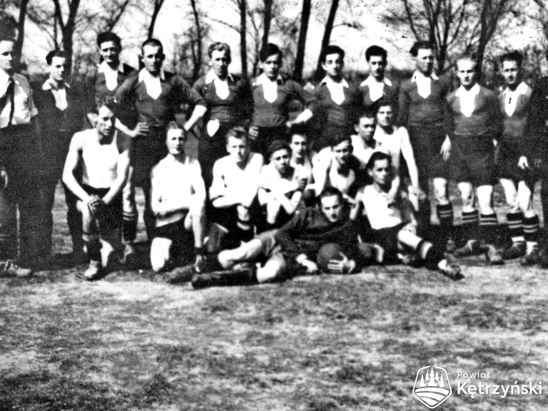 Drużyna piłki nożnej CWWOP w ciemnych koszulkach - 1947r.