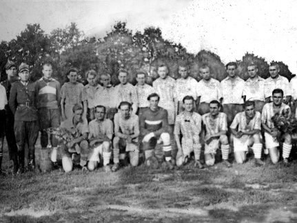 Drużyna piłkarska KS "Granica" (stoją) - 1948r.