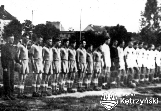 Drużyna OS WOP Kętrzyn (po lewej w ciemnych koszulkach) przed meczem z WOP Kraków - 1950r.