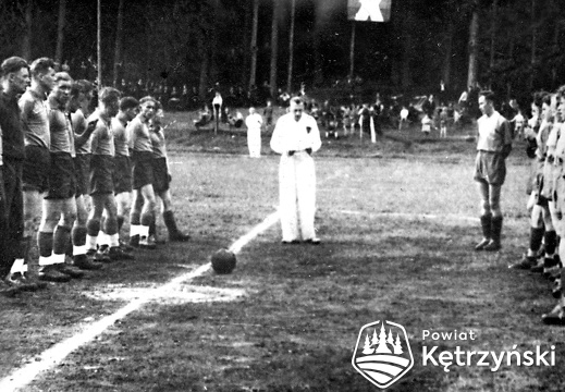 Drużyna "Granicy - Gwardii" Kętrzyn (po lewej) przed meczem z "Gwardią" Olsztyn na stadionie leśnym - 1950r.