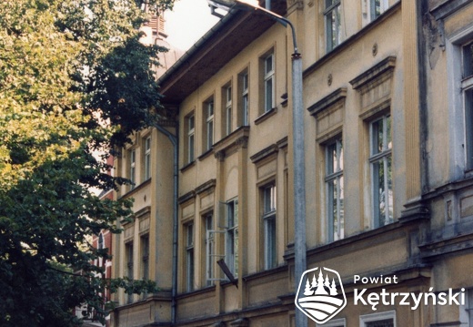 Zabudowa południowej pierzei pl. Piłsudskiego, na parterze domów nr 2 i 3 mieściła się siedziba banku PKO - 1995r.