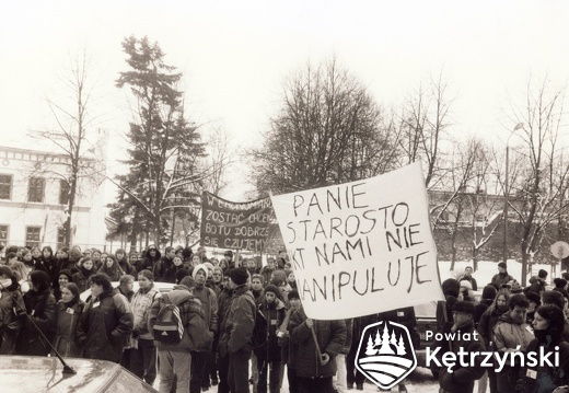 Protest uczniów "Ekonomiaka" przed starostwem - 2001r.