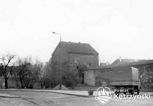 Fragment parkingu przy ul. Traugutta, w głębi dawna baszta wodna i średniowieczne mury obronne - 1992r.