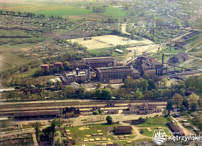 1965 Rastenburg Luftbild Bahnhof und Zuckerfabrik Kurt Bethke_OK.jpg
