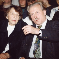 Arno Surminski podczas promocji pierwszej przetłumaczonej na język polski książki obok Irena Wartacz - 28.11.1994r.