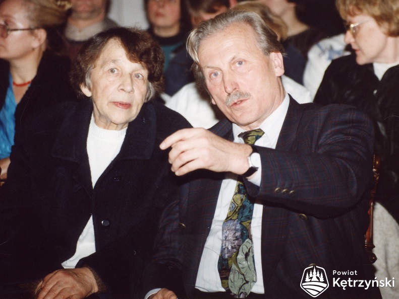 Arno Surminski podczas promocji pierwszej przetłumaczonej na język polski książki obok Irena Wartacz - 28.11.1994r.