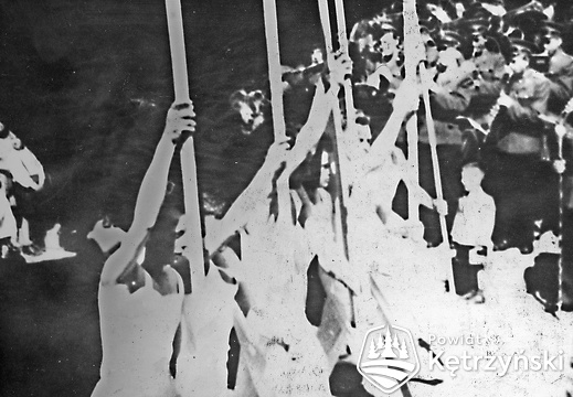 Zawodnicy „Gwardii” Kętrzyn w pochodzie pierwszomajowym - 1954r.