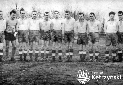 Drużyna "Granicy" Ketrzyn przed zwycięskim meczem III ligi z "Ostródzianką" Ostróda - 1956r.