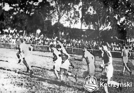Drużyna I ligi "Polonii" Bytom podczas rozgrzewki przed meczem z reprezentacją Kętrzyna - 1960r.