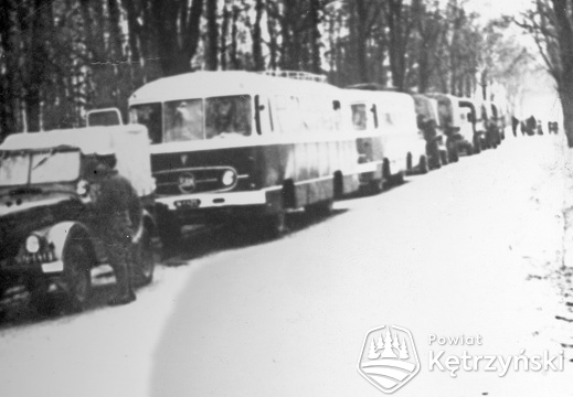 Kolumna samochodowa z kibicami z Kętrzyna w drodze do Szczytna na mecz piłkarski z "Gwardią" - 1962r.