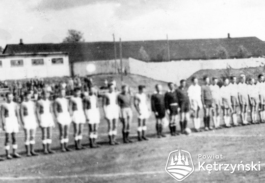 Drużyna "Granicy" Kętrzyn (po prawej) na stadionie w Grodnie przed meczem z pogranicznikami ZSRR - 1962r.