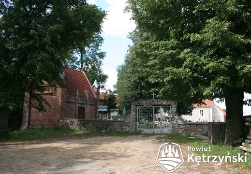 Leginy, brama do przykościelnego cmentarza, po lewej dawna kaplica - 16.08.2011r.