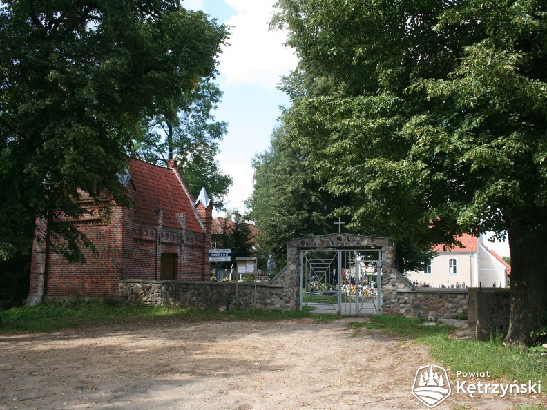 Leginy, brama do przykościelnego cmentarza, po lewej dawna kaplica - 16.08.2011r.