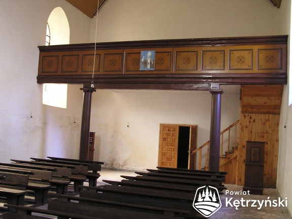 Bezławki - wnętrze z widokiem na chór filialnego kościoła p.w. św. Jana Chrzciciela - 9.10.2004r.