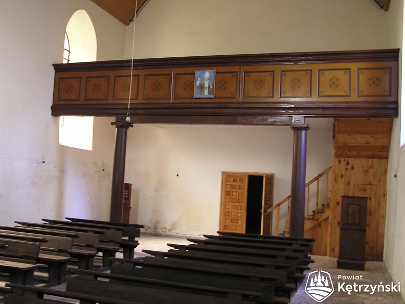 Bezławki - wnętrze z widokiem na chór filialnego kościoła p.w. św. Jana Chrzciciela - 9.10.2004r.