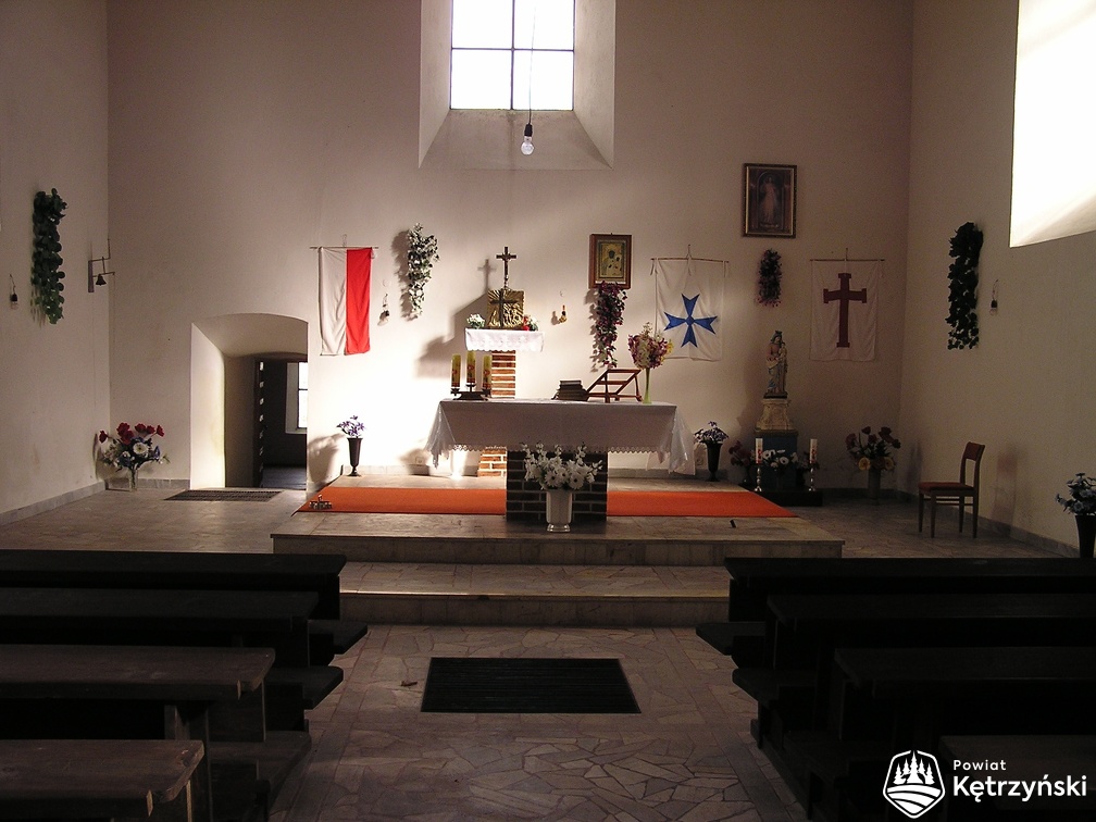 Bezławki - wnętrze z widokiem na część ołtarzową filialnego kościoła p.w. św. Jana Chrzciciela - 9.10.2004r.