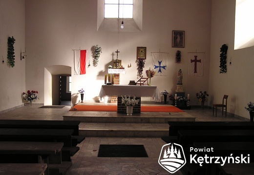 Bezławki - wnętrze z widokiem na część ołtarzową filialnego kościoła p.w. św. Jana Chrzciciela - 9.10.2004r.