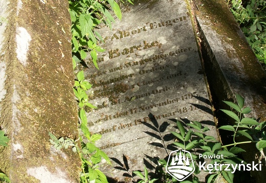 Tołkiny, zniszczony grób Alberta von Borcke na przykościelnym cmentarzu - 19.07.2006r.