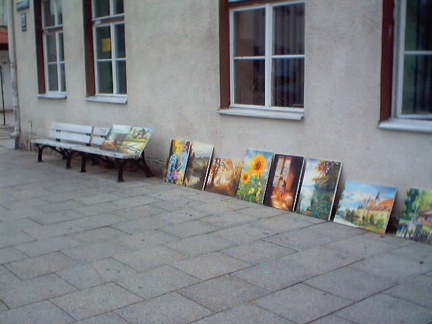 Korsze, prace uczestników VI Międzynarodowego Pleneru Plastycznego na wystawie przed budynkiem Urzędu Miasta - lipiec 2004r.