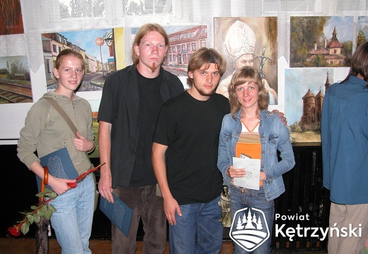 Korsze, grupa uczestników IX Międzynarodowego Pleneru Plastycznego podczas wernisażu - 26.07.2007r.