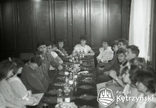 Spotkanie członków zespołu tańca ludowego "Kętrzyniacy" w sali KDK - 1987r.