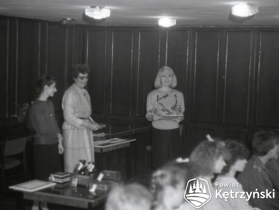 Spotkanie członków zespołu tańca ludowego "Kętrzyniacy" z pracownikami KDK - 1987r.