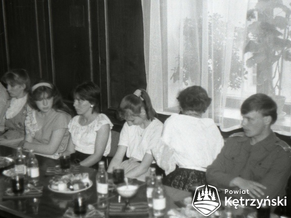 Członkowie zespołu tańca ludowego "Kętrzyniacy" podczas spotkania w KDK - 1987r.