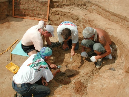 Równina Dolna, wykopaliska archeologiczne na wielokulturowym cmentarzysku - 23.07.2003r.