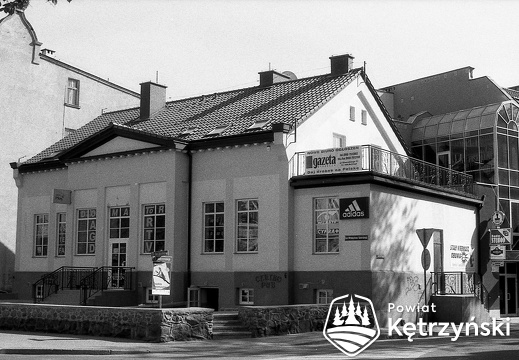 Adaptowany budynek zakładowego przedszkola "cukrowniczego" przy ul. Sikorskiego 21 na lokale usługowe - 1999r.