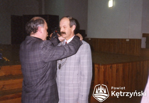 Przekazanie  insigni, łańcucha ustępującego burmistrza Krzysztofa Hećmana nowemu burmistrzowi Tadeuszowi Mordasiewiczowi - 1998r.